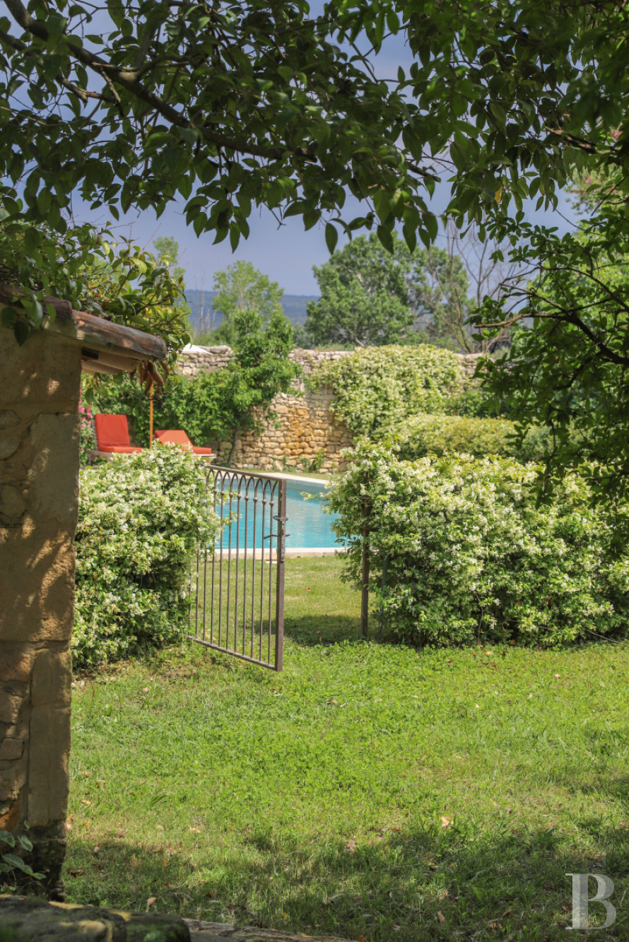 À Tarascon, dans les Bouches-du-Rhône, un mas du 15e siècle entouré d’oliveraies - photo  n°5