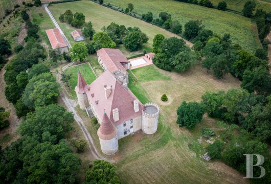 languedoc-roussillon - À la lisière d'un village du Lauragais, un château médiéval classé MH, entouré par 12 ha de bois et de prairies