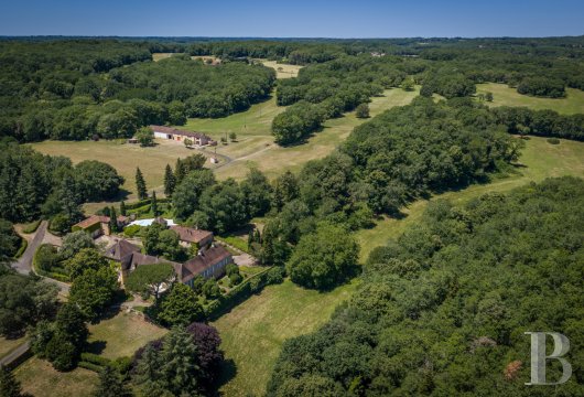 aquitaine - En Périgord pourpre, entre Bergerac et Sarlat, étendu sur 48 ha clos,  un manoir et sa ferme attenante, conçus pour une activité hôtelière et agricole