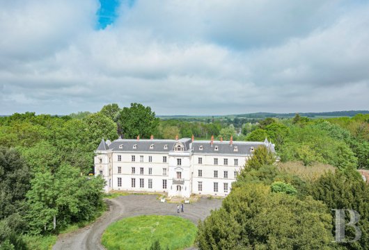 ile-de-france - Dans la vallée de l'Essonne, à 35 km au sud-est de Paris, 
 un vaste château de style 18e s., sa chapelle intérieure néo-romane et ses dépendances
