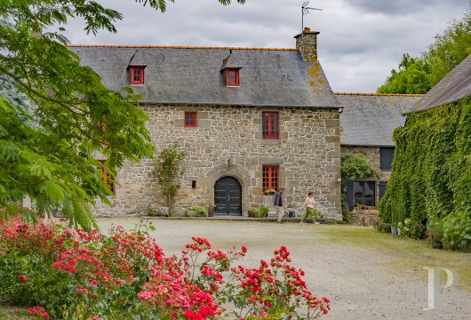 brittany - Entre Saint-Malo et le Mont-Saint-Michel,  un manoir du 15e s., ses dépendances dont un bâtiment de réception, sur plus d'1 ha