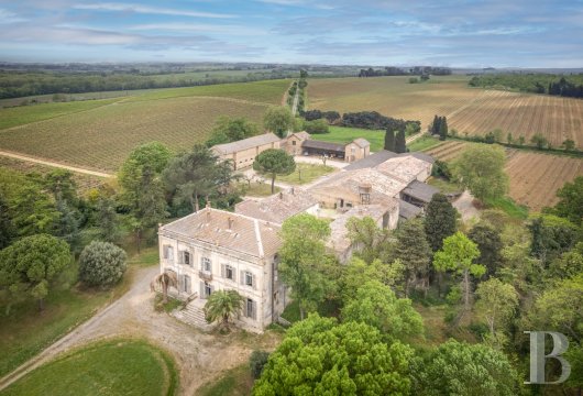 languedoc-roussillon - Dans l'Aude, à proximité de la cité de Carcassonne, un domaine viticole de 72 ha et sa maison de maître avec dépendances