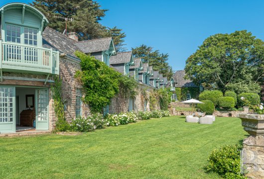 À Arradon, dans le golfe du Morbihan, une île privée de douze hectares et ses deux maisons - photo  n°39
