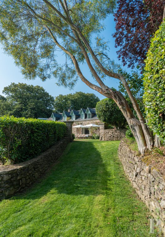 À Arradon, dans le golfe du Morbihan, une île privée de douze hectares et ses deux maisons - photo  n°4