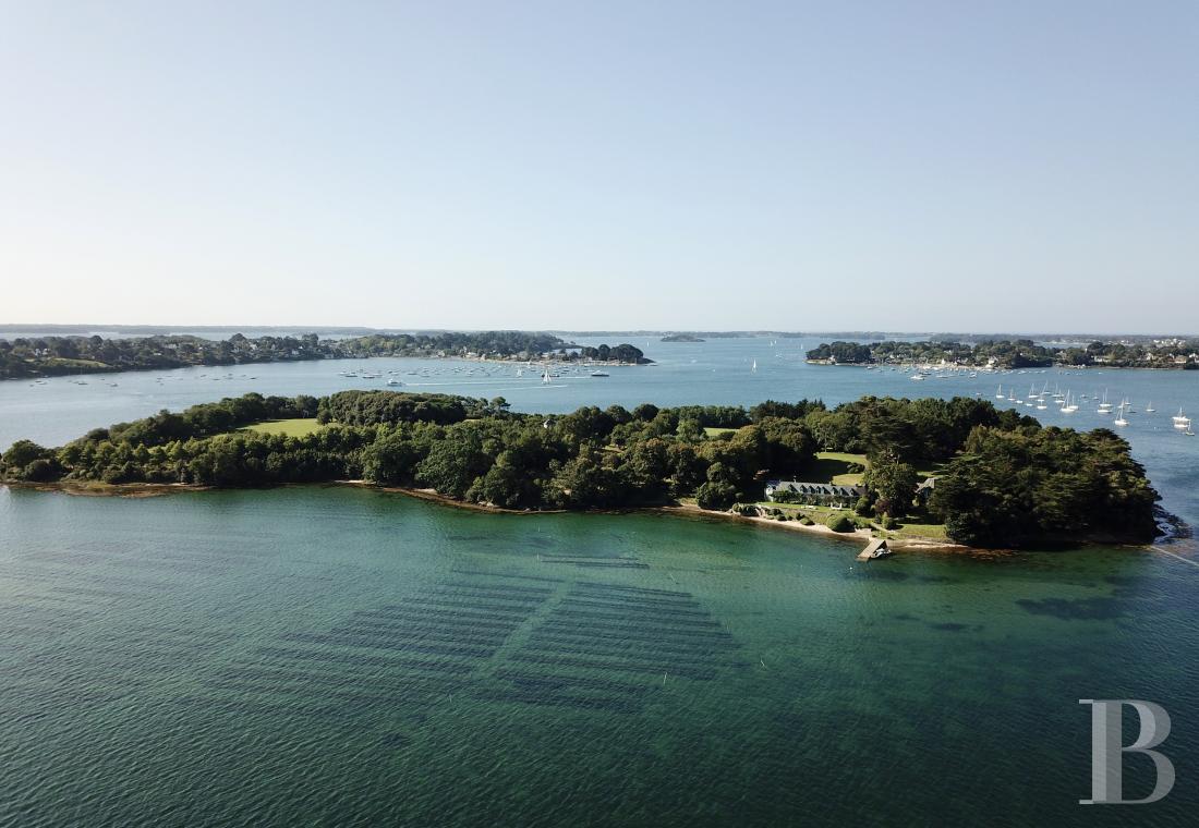 À Arradon, dans le golfe du Morbihan, une île privée de douze hectares et ses deux maisons - photo  n°6