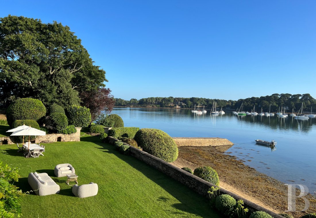 À Arradon, dans le golfe du Morbihan, une île privée de douze hectares et ses deux maisons - photo  n°46