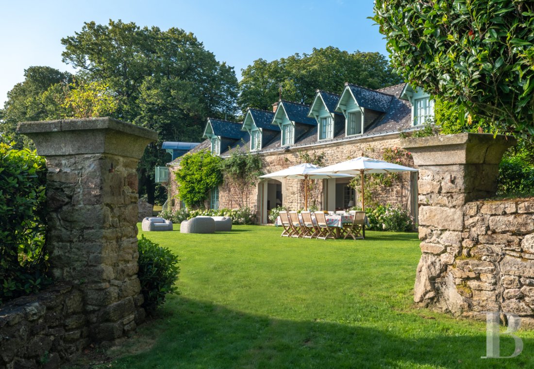 À Arradon, dans le golfe du Morbihan, une île privée de douze hectares et ses deux maisons - photo  n°47