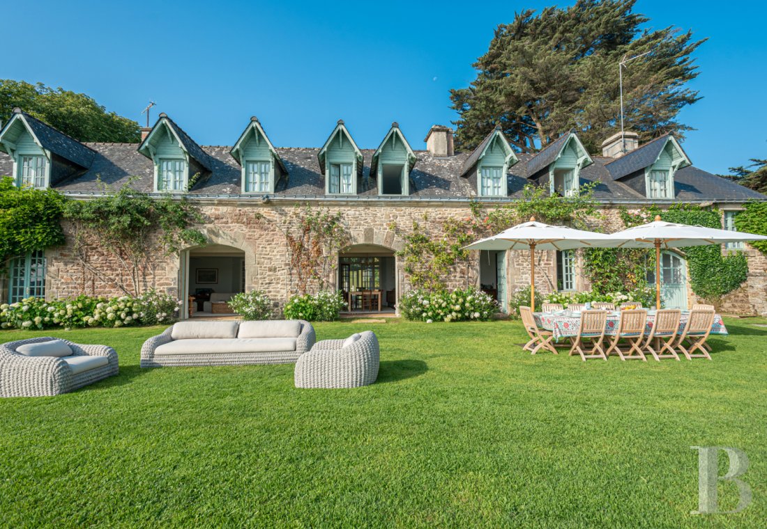 À Arradon, dans le golfe du Morbihan, une île privée de douze hectares et ses deux maisons - photo  n°5