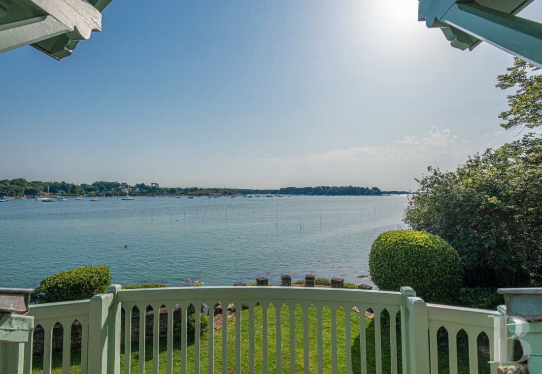 À Arradon, dans le golfe du Morbihan, une île privée de douze hectares et ses deux maisons - photo  n°21