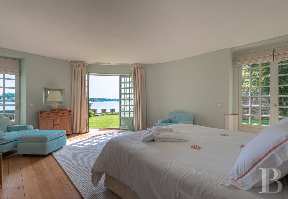 À Arradon, dans le golfe du Morbihan, une île privée de douze hectares et ses deux maisons - photo  n°26