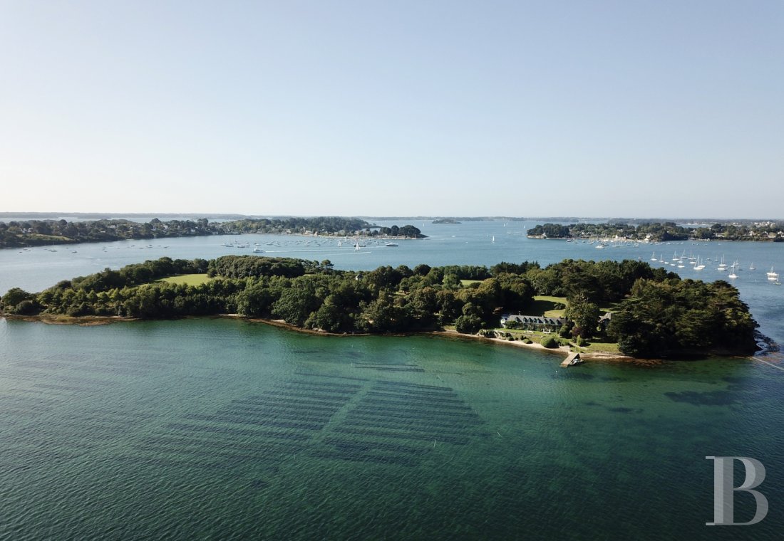 À Arradon, dans le golfe du Morbihan, une île privée de douze hectares et ses deux maisons - photo  n°6