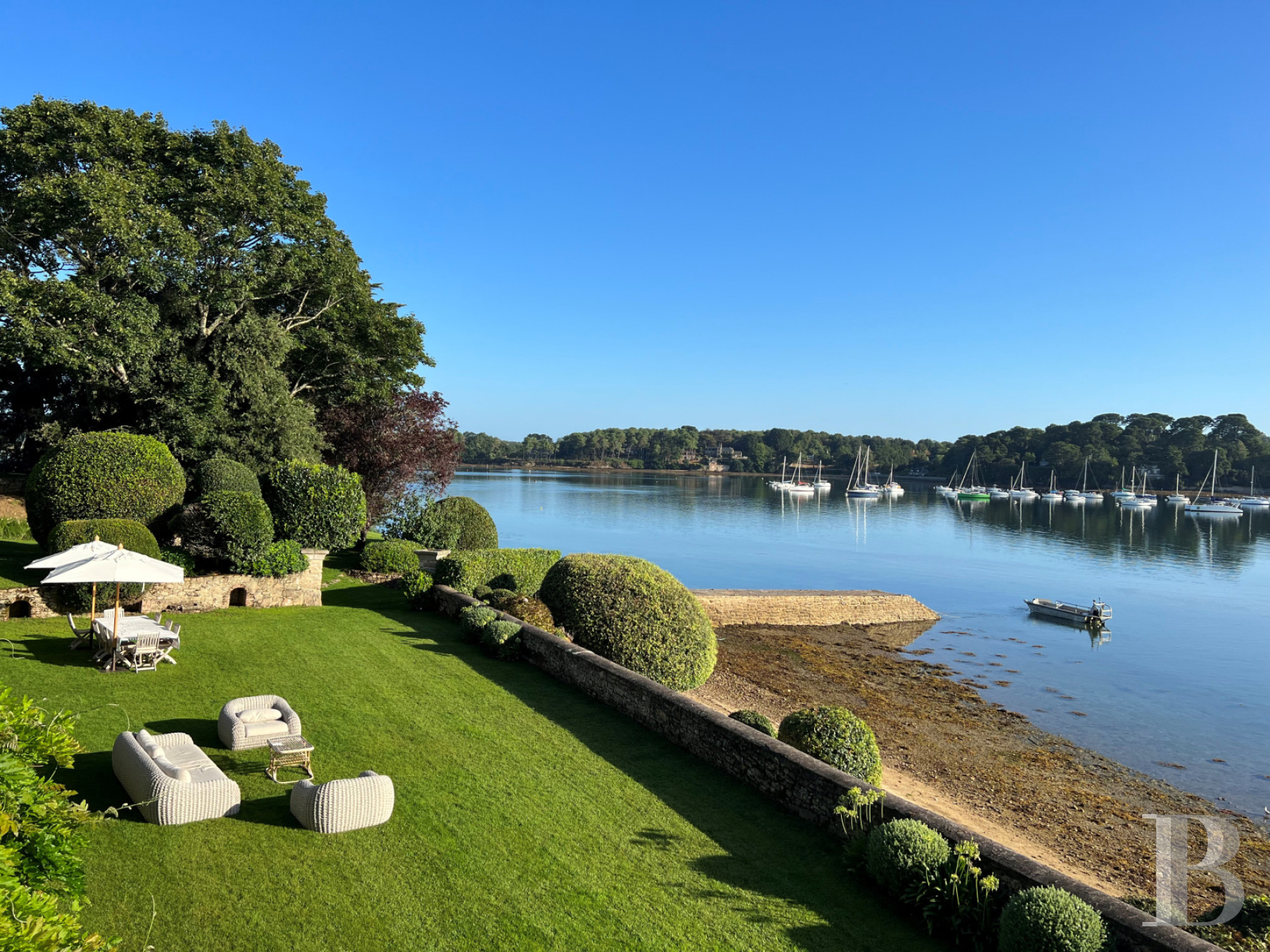 À Arradon, dans le golfe du Morbihan, une île privée de douze hectares et ses deux maisons - photo  n°46