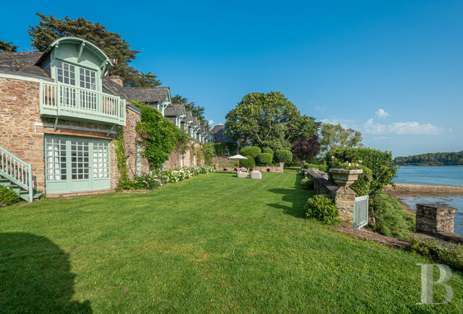 À Arradon, dans le golfe du Morbihan, une île privée de douze hectares et ses deux maisons - photo  n°45