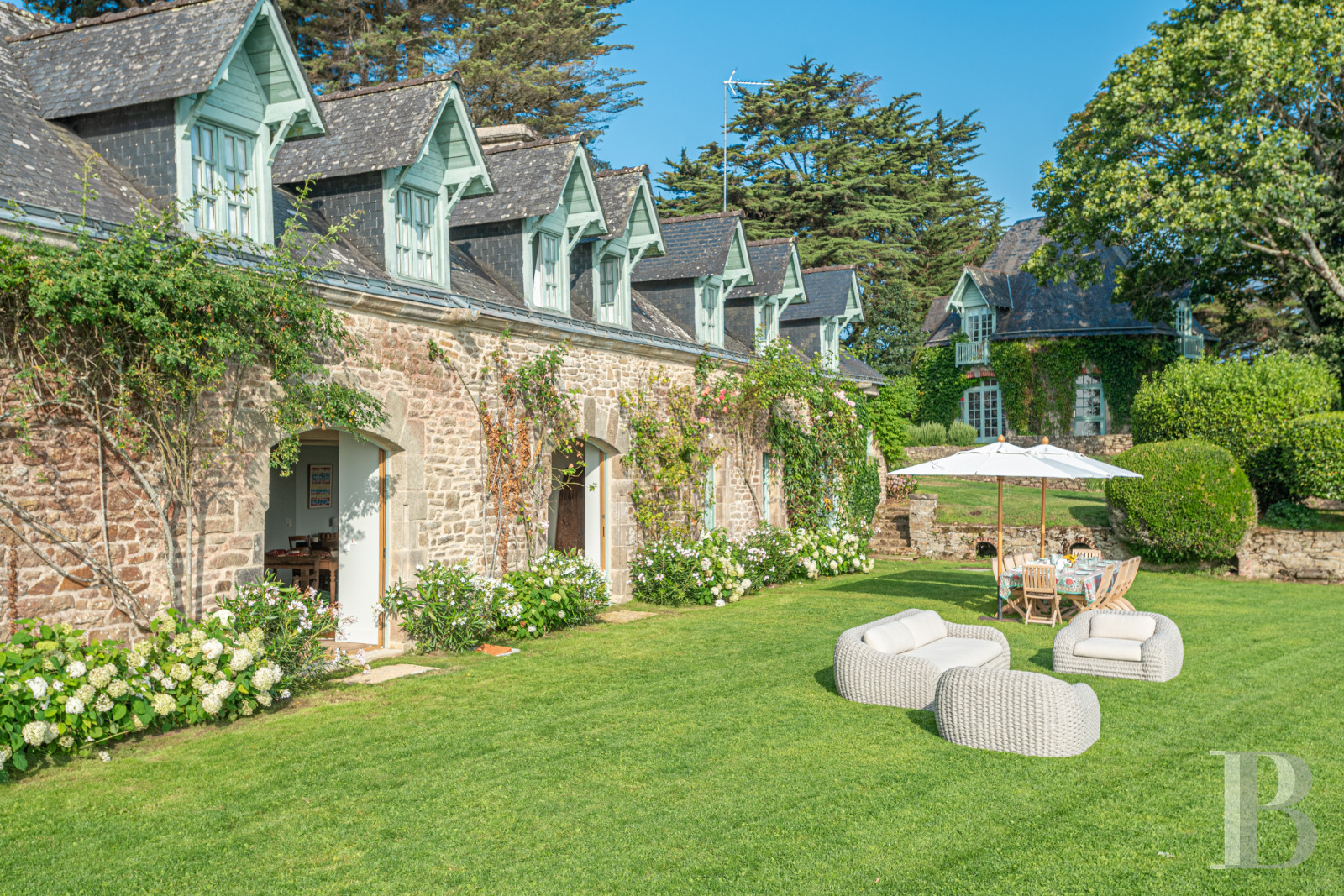 À Arradon, dans le golfe du Morbihan, une île privée de douze hectares et ses deux maisons - photo  n°2