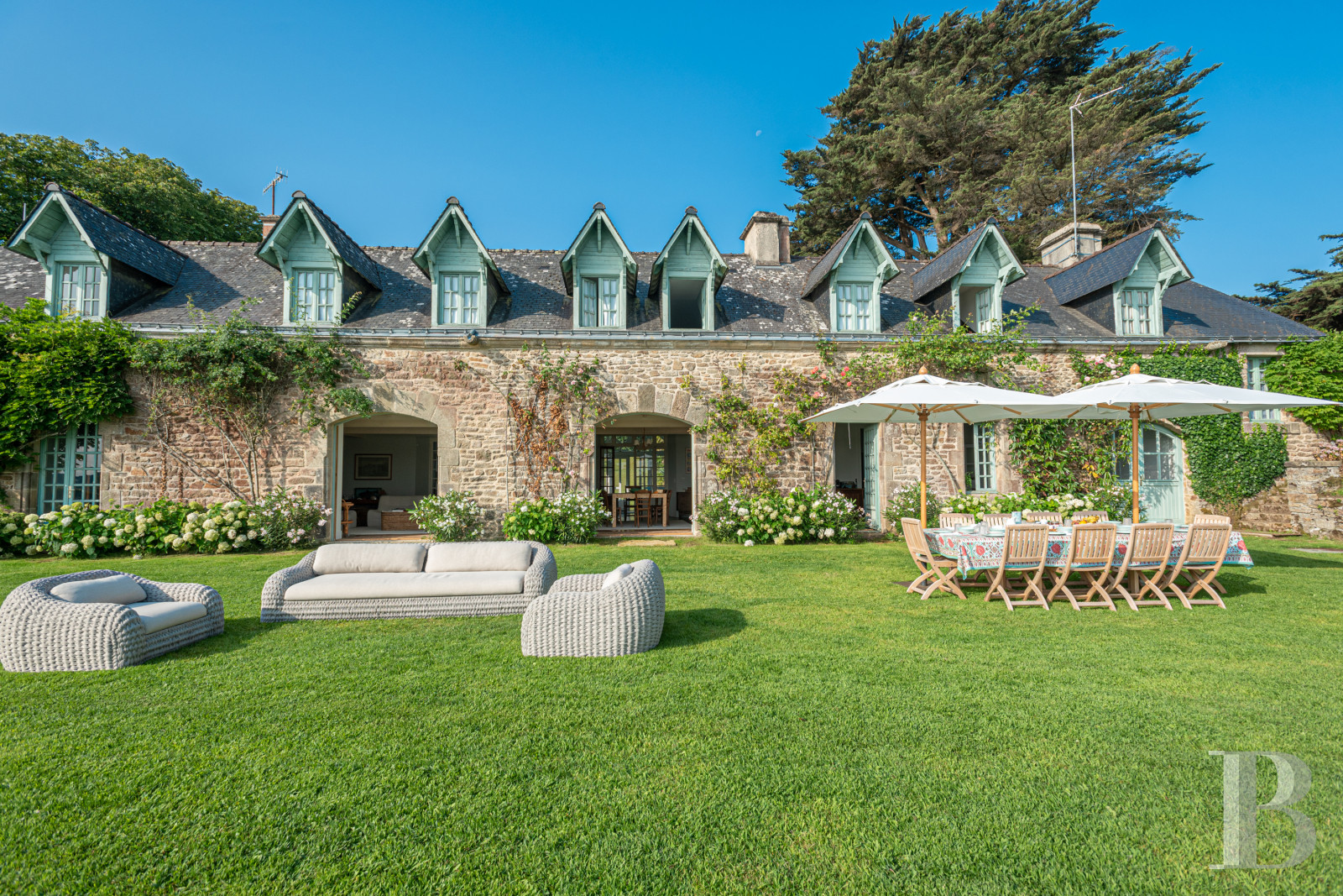 À Arradon, dans le golfe du Morbihan, une île privée de douze hectares et ses deux maisons - photo  n°5