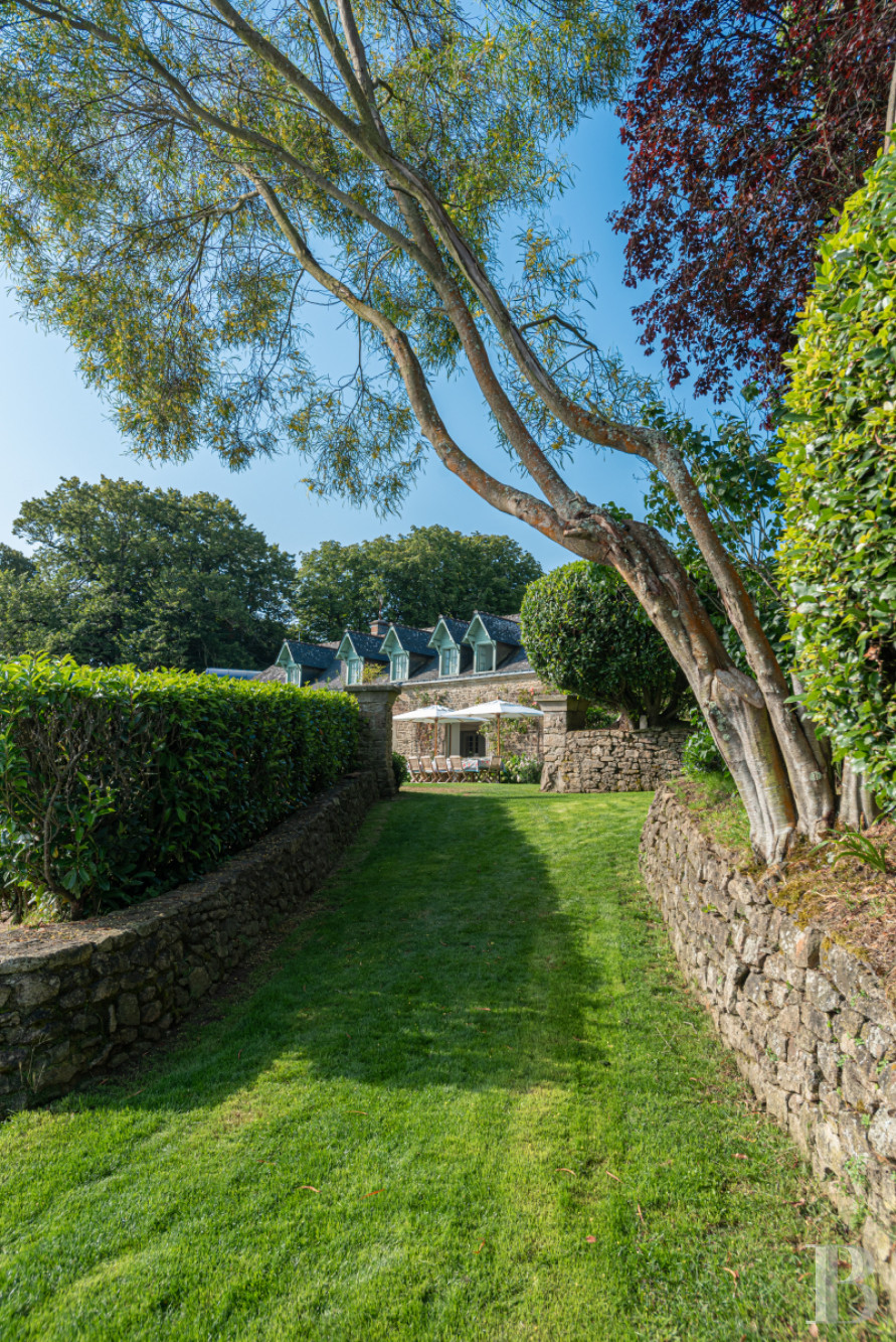À Arradon, dans le golfe du Morbihan, une île privée de douze hectares et ses deux maisons - photo  n°4