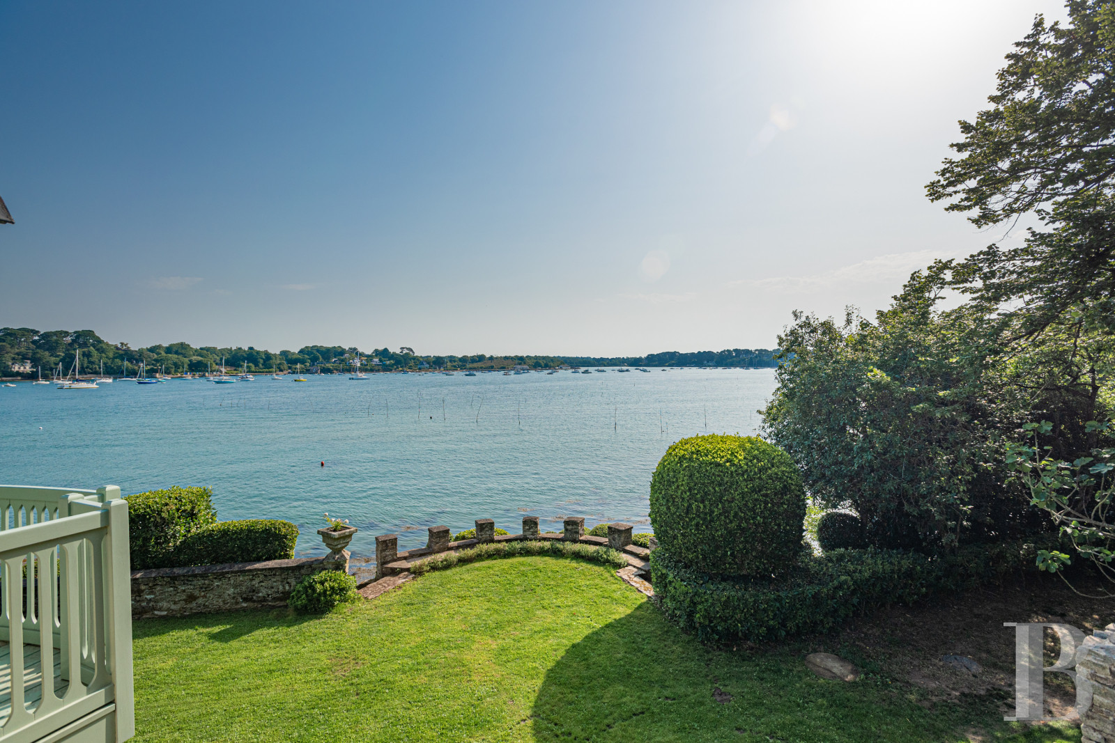 À Arradon, dans le golfe du Morbihan, une île privée de douze hectares et ses deux maisons - photo  n°3