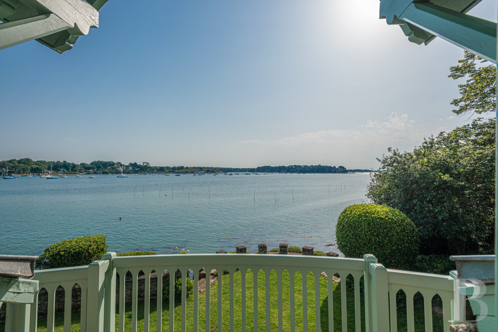 À Arradon, dans le golfe du Morbihan, une île privée de douze hectares et ses deux maisons - photo  n°21