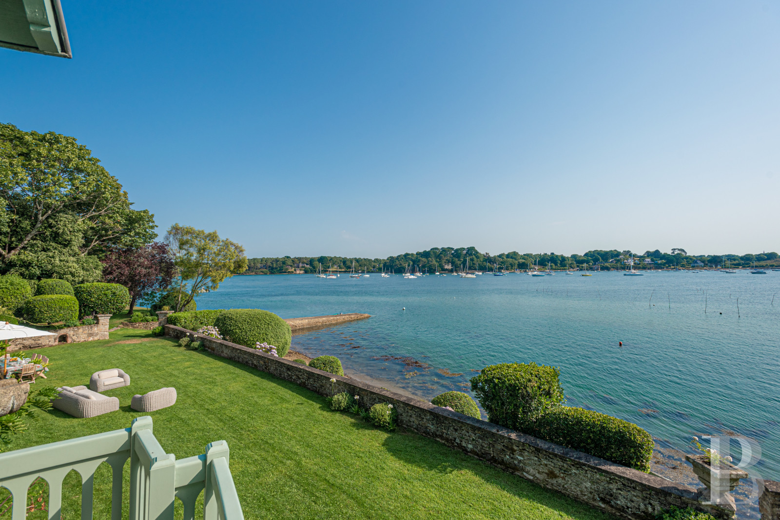 À Arradon, dans le golfe du Morbihan, une île privée de douze hectares et ses deux maisons - photo  n°40