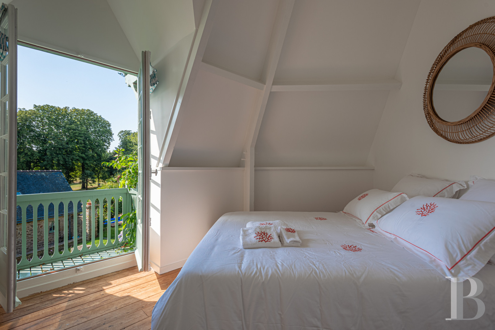 À Arradon, dans le golfe du Morbihan, une île privée de douze hectares et ses deux maisons - photo  n°37