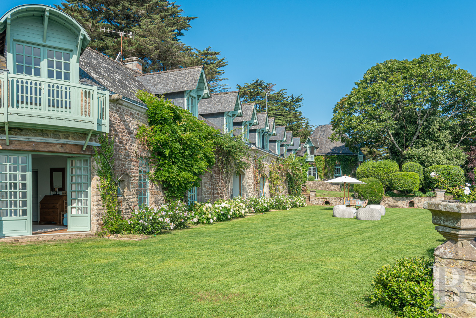 À Arradon, dans le golfe du Morbihan, une île privée de douze hectares et ses deux maisons - photo  n°39