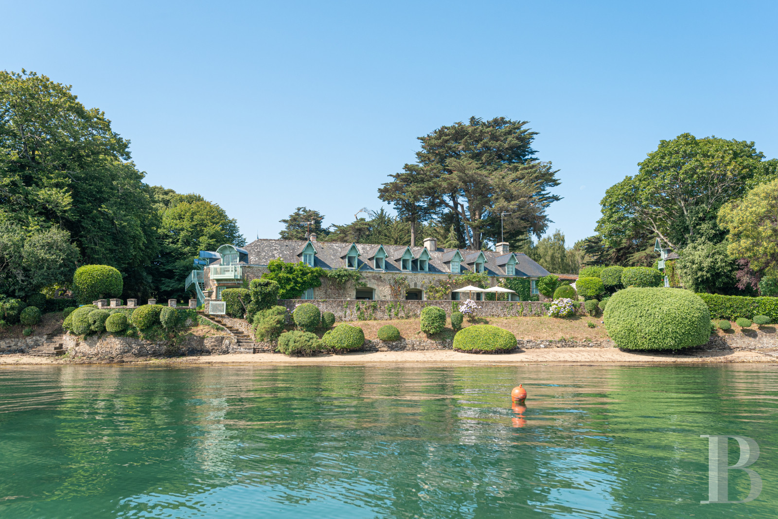 À Arradon, dans le golfe du Morbihan, une île privée de douze hectares et ses deux maisons - photo  n°1
