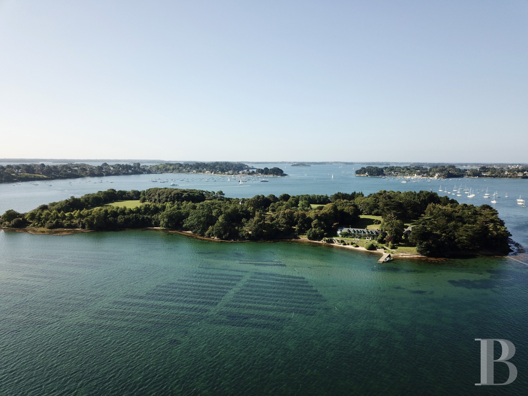 À Arradon, dans le golfe du Morbihan, une île privée de douze hectares et ses deux maisons - photo  n°6