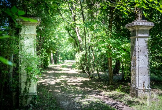 aquitaine - Au nord-est du Lot-et-Garonne, une demeure des 13e et 16e s. IMH,  veillant sur la rivière et sur 2,5 ha de prairies.