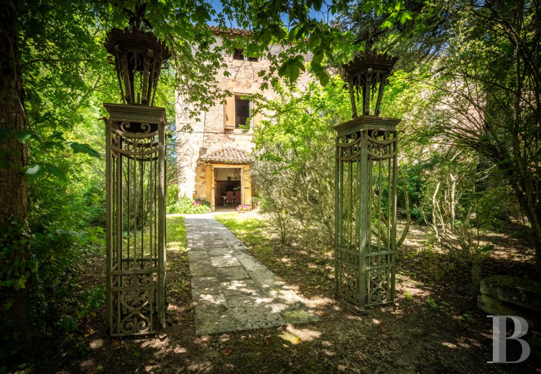 Castles / chateaux for sale - aquitaine - Part of a 13th and 16th century listed castle with its 2.5 ha of grounds  bordering the river in north-east Lot-et-Garonne 