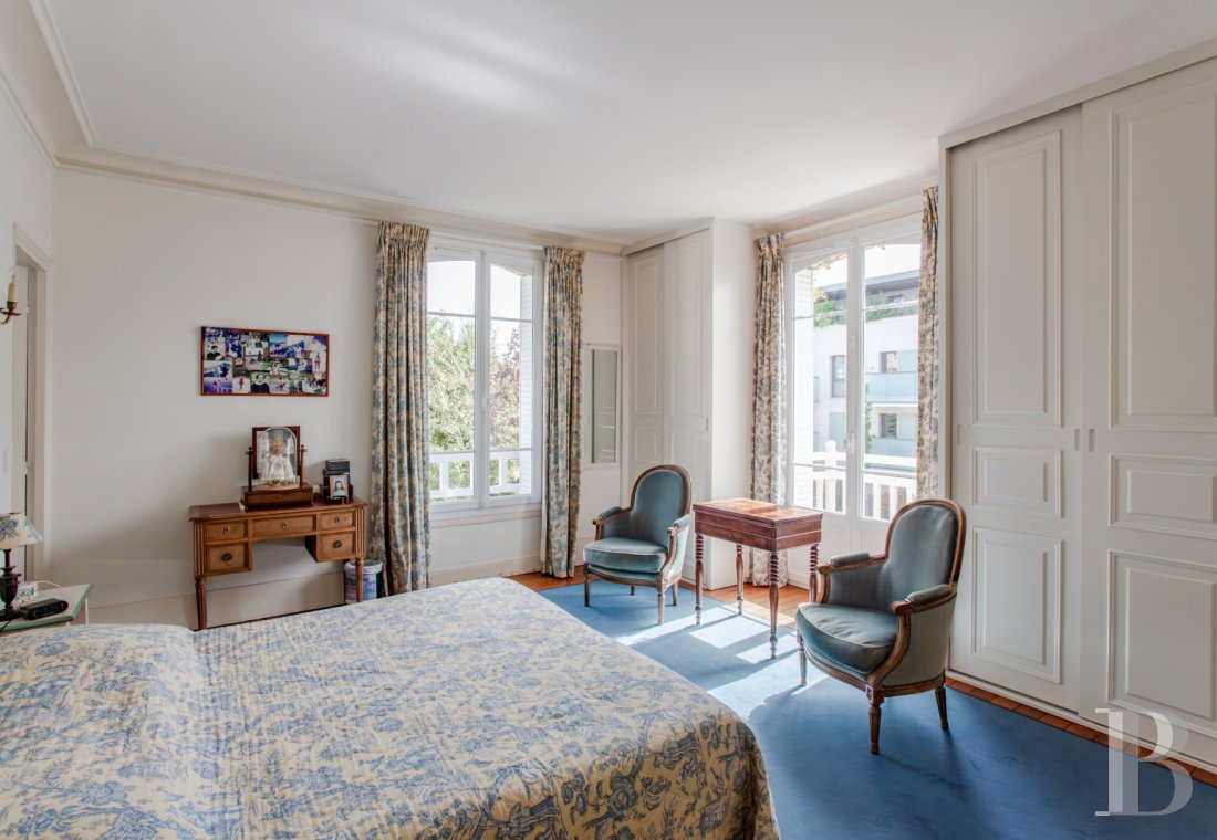 character properties France paris   - 8