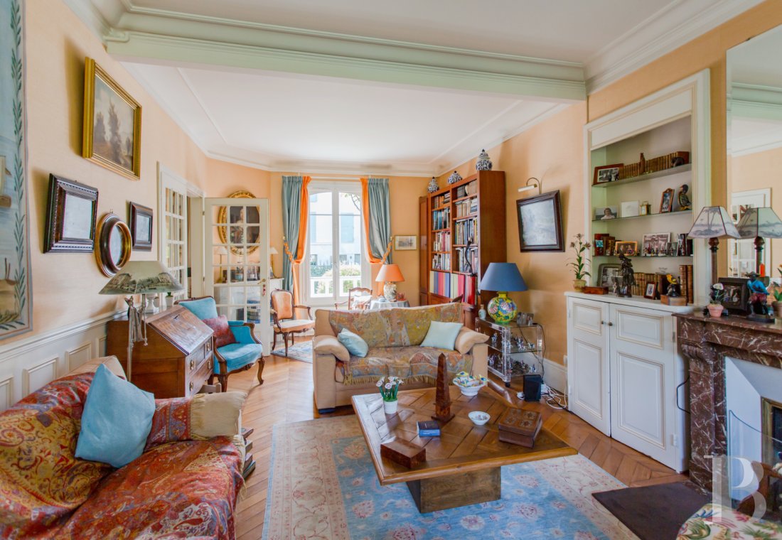 character properties France paris   - 7