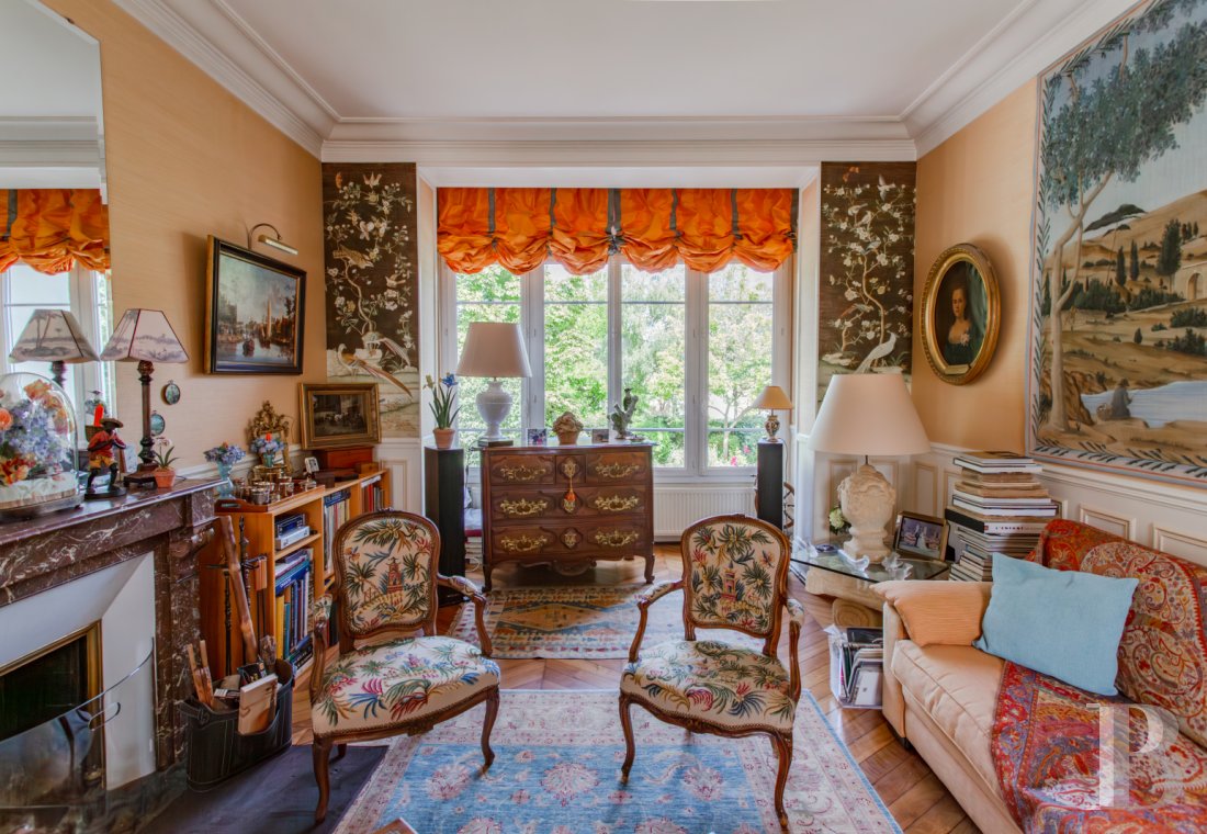 character properties France paris   - 4