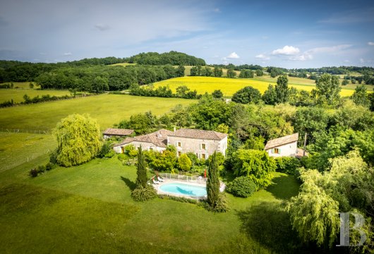 midi-pyrenees - An elegant farmhouse with a barn and guesthouse, nestled in 13 hectares of well-preserved grounds in France's Quercy province