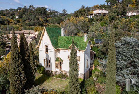 paca - À la Croix-Valmer, en position dominante, une villa du début du 20e s. avec vue mer, à rénover, au milieu d'un jardin arboré d'environ 4 200 m²