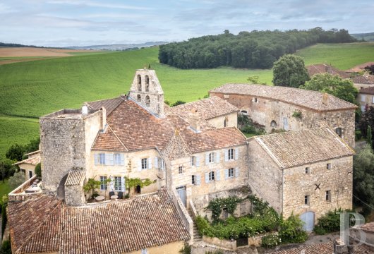 midi-pyrenees - A 1 heure de Toulouse et aux portes du Gers, le cœur d’un village à fort attrait touristique, un château gascon, une Commanderie Templière et leurs nombreuses dépendances autour d’un jardin clos 