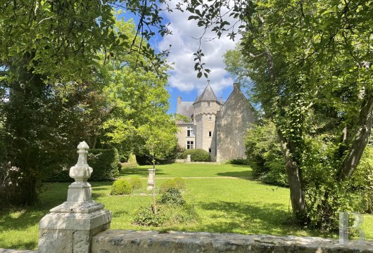 pays-de-loire - À l’ouest du Mans, dans un domaine vallonné de 23 ha, entouré d’un remarquable jardin sculpté, un château du 16e s. avec maison d’artiste et dépendances