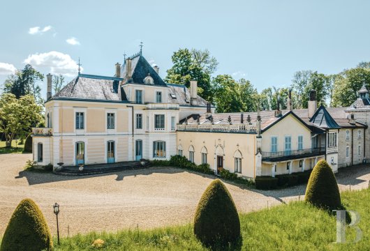 rhones-alpes - À 2 h de Paris, entre Lyon et Genève, en région Auvergne-Rhône-Alpes, un château des 16e et 19e s. et ses 27 ha de bois, étangs et rivière