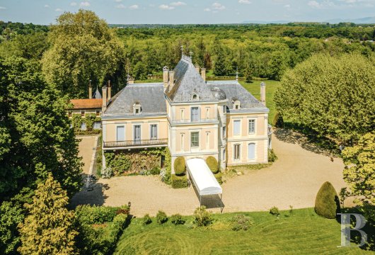 rhones-alpes - À 2 h de Paris, entre Lyon et Genève, en région Auvergne-Rhône-Alpes, un château des 16e et 19e s. et ses 27 ha de bois, étangs et rivière