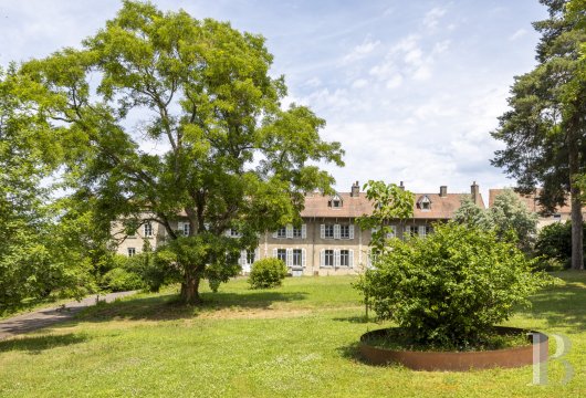 bourgogne - Entre Morvan et côtes viticoles, dans un village de caractère,
 une maison de maître fin 18e s. et son parc arboré de 9 000 m²
