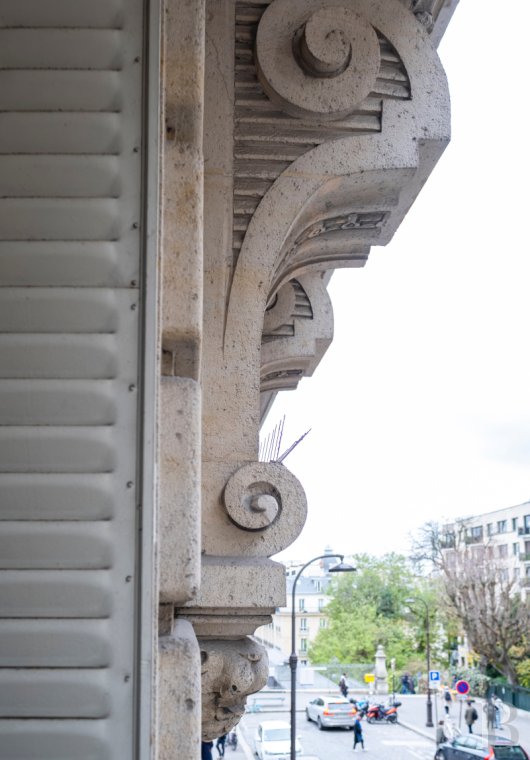 apartments for sale - paris - Surplombant le métro Passy un appartement haussmannien familial de 225 m2 et ses chambres de service