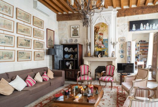 provence-cote-dazur - A small eighteenth-century town house with a patio, nestled on a calm,  elegant street in the heart of the old Provençal town of Tarascon