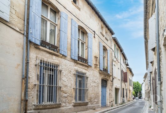 provence-cote-dazur - A small eighteenth-century town house with a patio, nestled on a calm,  elegant street in the heart of the old Provençal town of Tarascon