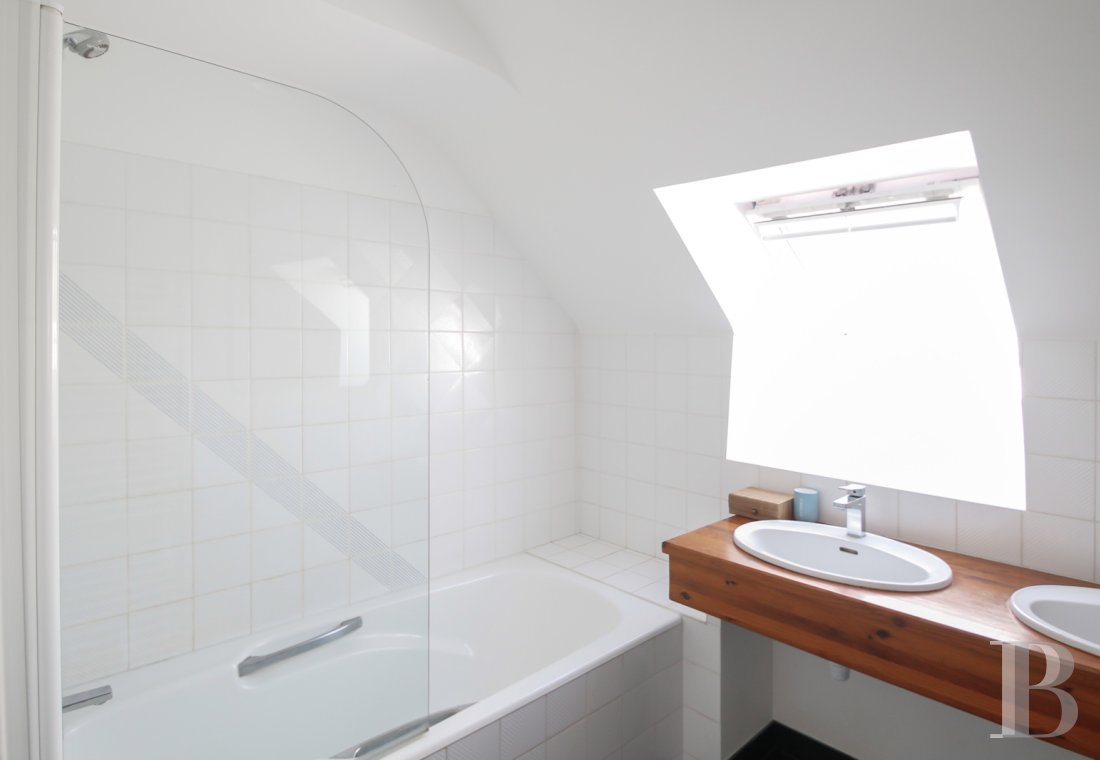 A contemporary villa next to the canal in Vannes, Morbihan - photo  n°32