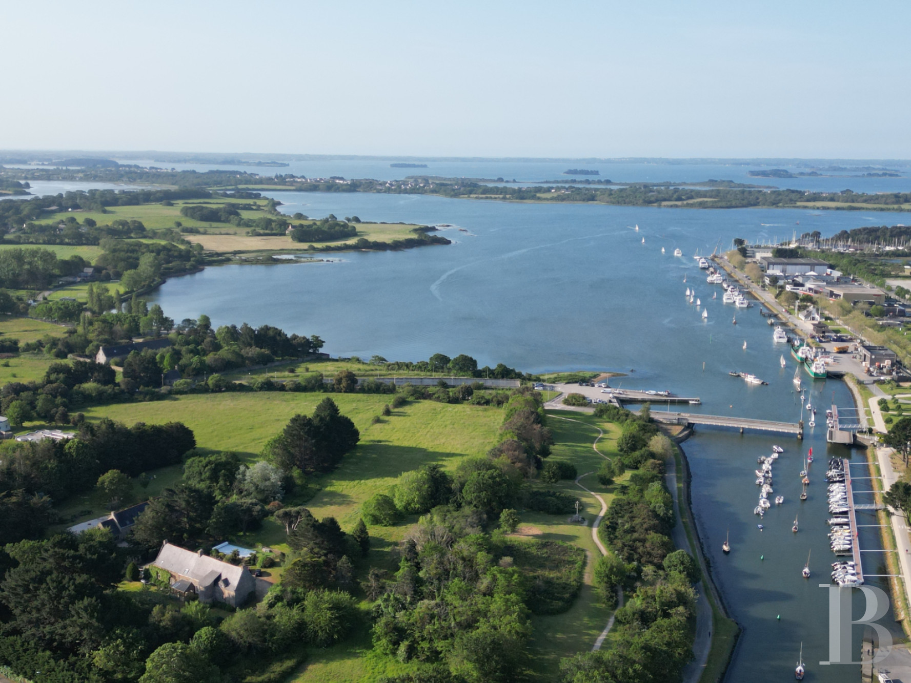 À Vannes, dans le Morbihan, une villa contemporaine au bord du canal - photo  n°40