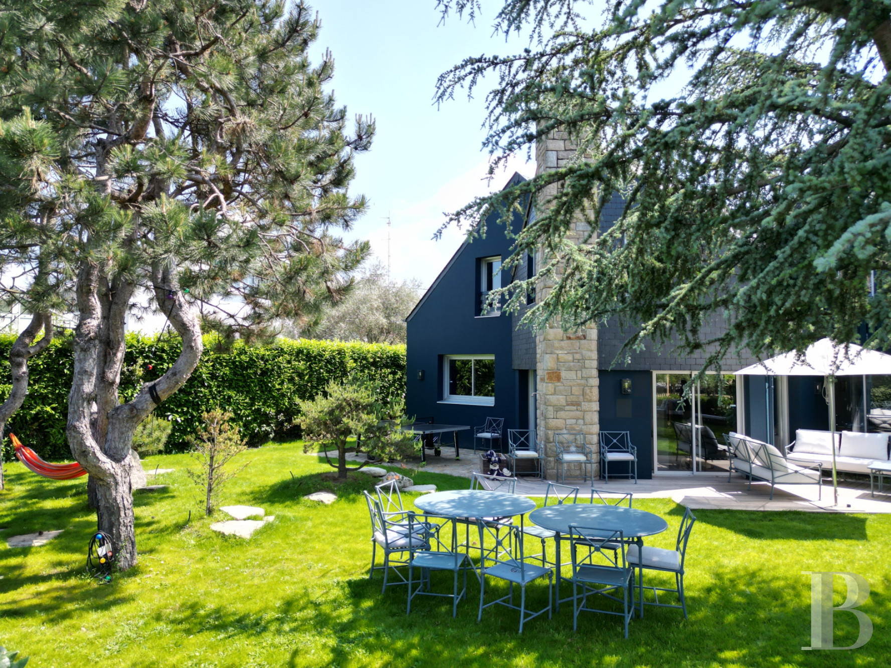 À Vannes, dans le Morbihan, une villa contemporaine au bord du canal - photo  n°1