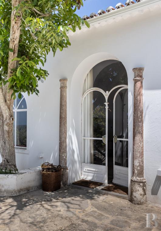 A proximité de Lisbonne, à l’entrée du parc naturel de Sintra-Cascais, une maison de village avec jardin, terrasses et patios - photo  n°7