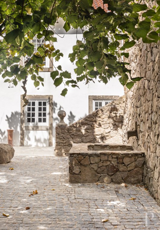 A proximité de Lisbonne, à l’entrée du parc naturel de Sintra-Cascais, une maison de village avec jardin, terrasses et patios - photo  n°2