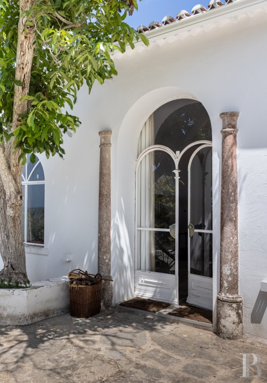 A proximité de Lisbonne, à l’entrée du parc naturel de Sintra-Cascais, une maison de village avec jardin, terrasses et patios - photo  n°7