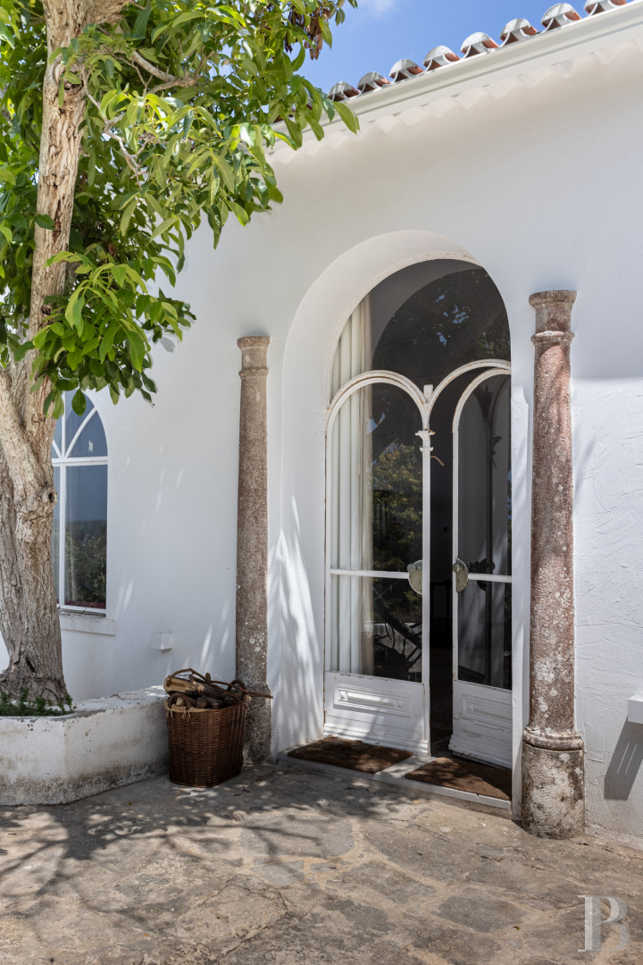 A proximité de Lisbonne, à l’entrée du parc naturel de Sintra-Cascais, une maison de village avec jardin, terrasses et patios - photo  n°7