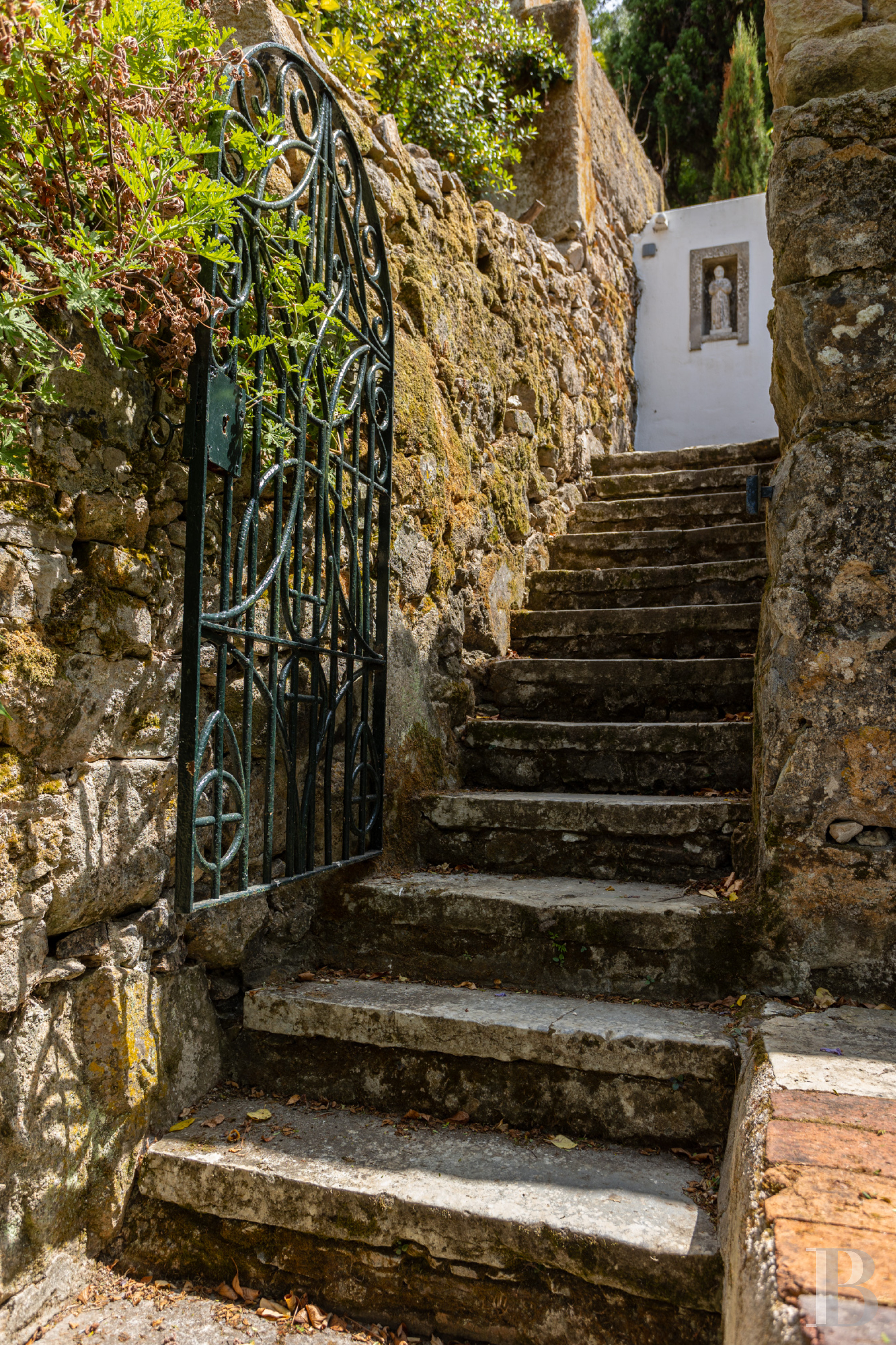 A proximité de Lisbonne, à l’entrée du parc naturel de Sintra-Cascais, une maison de village avec jardin, terrasses et patios - photo  n°29